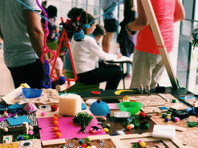 tüfteltipps.de - Kinder im Makerspace: Kreatives Lernen und Entdecken! 1 emily webster slHj A9HQp0 unsplash