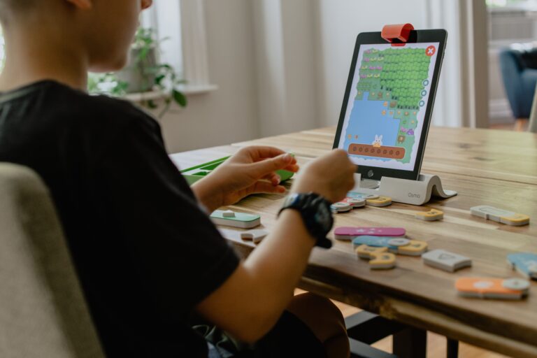 tüfteltipps.de - Technik und Montessori Pädagogik: Eine Symbiose für die Zukunft 1 kelly sikkema 37Gug7AWjoo unsplash min