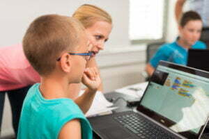 Programmieren mit Kindern. credit: CoderDojo Linz